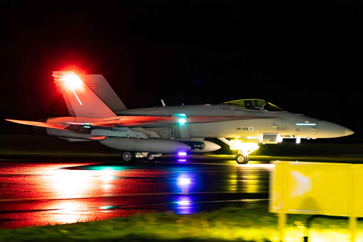 F/A-18 Hornet-hävittäjä rullaamassa pimeässä.