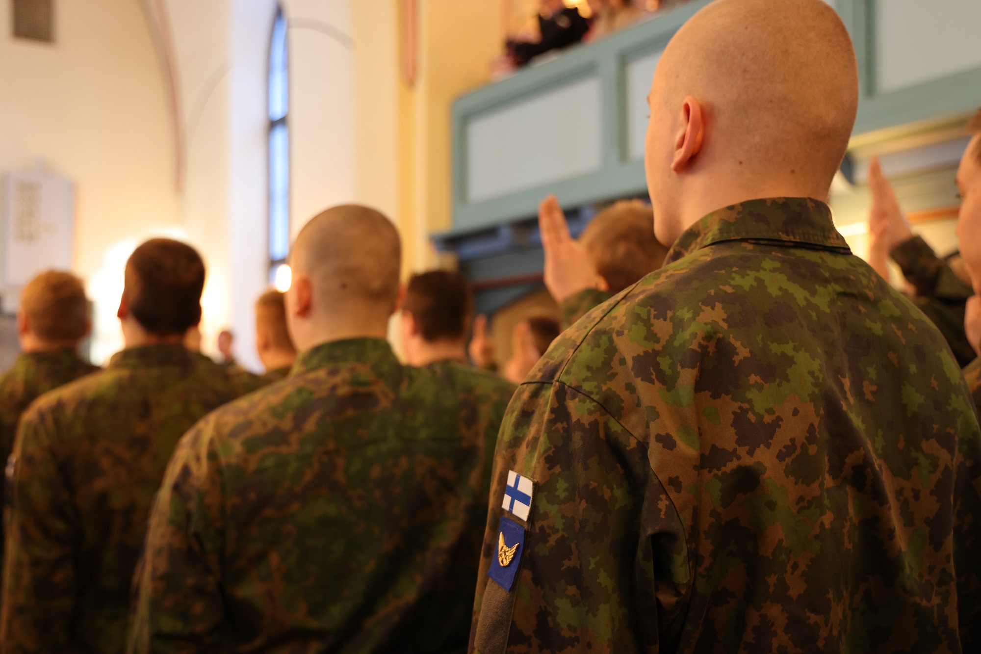 Karjalan lennoston alokkaat vannomassa sotilasvalaa kirkossa. Kuva: Karjalan lennosto