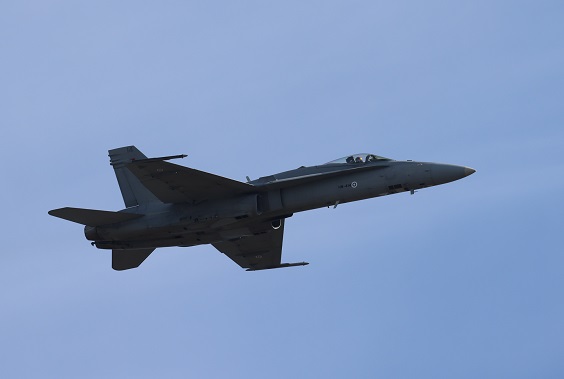 F/A-18 Hornet-hävittäjä lentää sinisellä taivaalla.