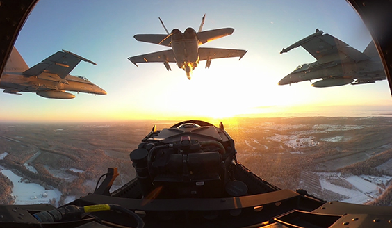 Hornet-parvi lentämässä.