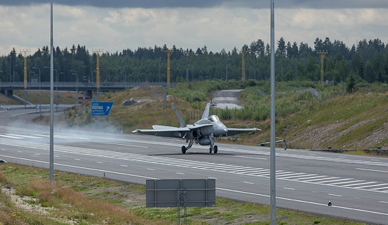 Hornet-hävittäjä rullaa suljetulla nelostiellä