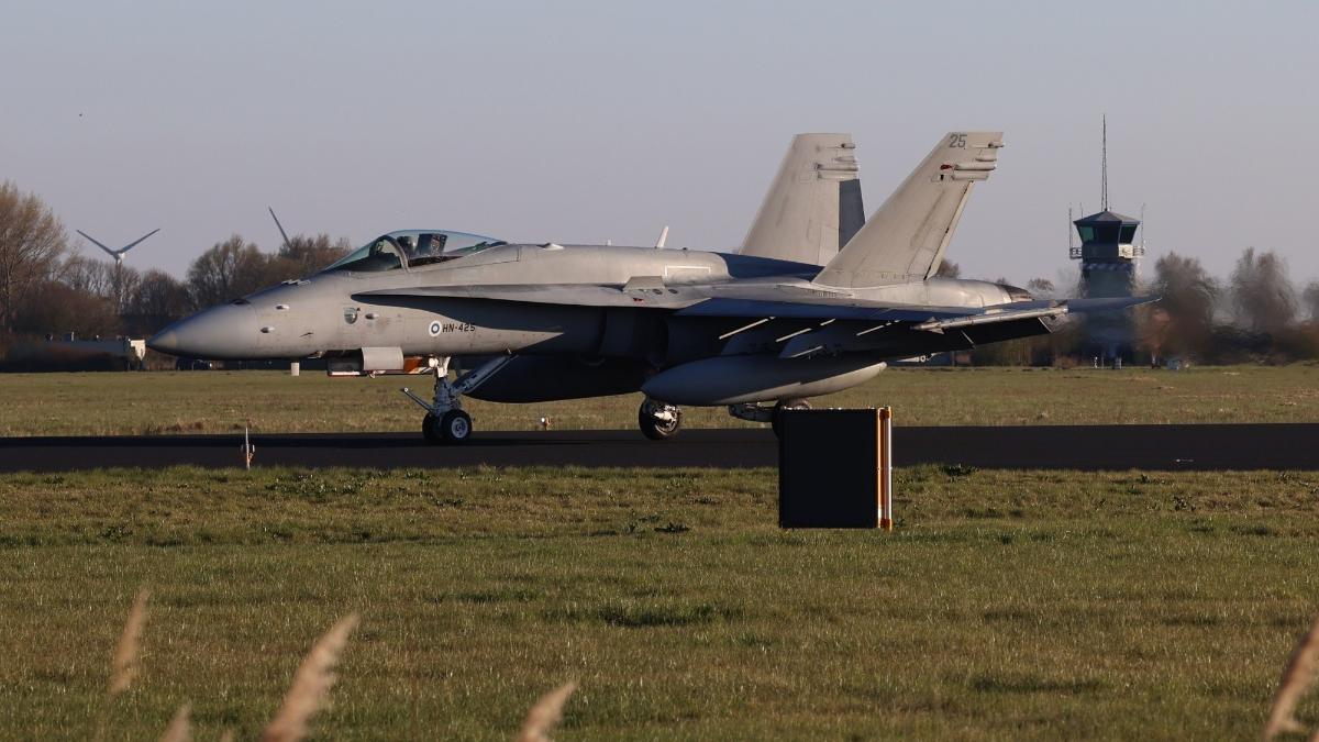 Ilmavoimien F/A-18 Hornet -hävittäjä Leeuwardenin tukikohdassa