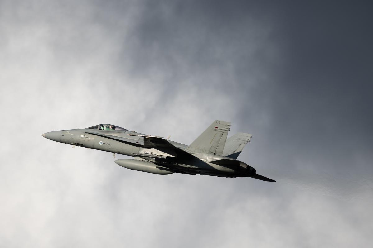 Hornet-hävittäjä lentää taivaalla.