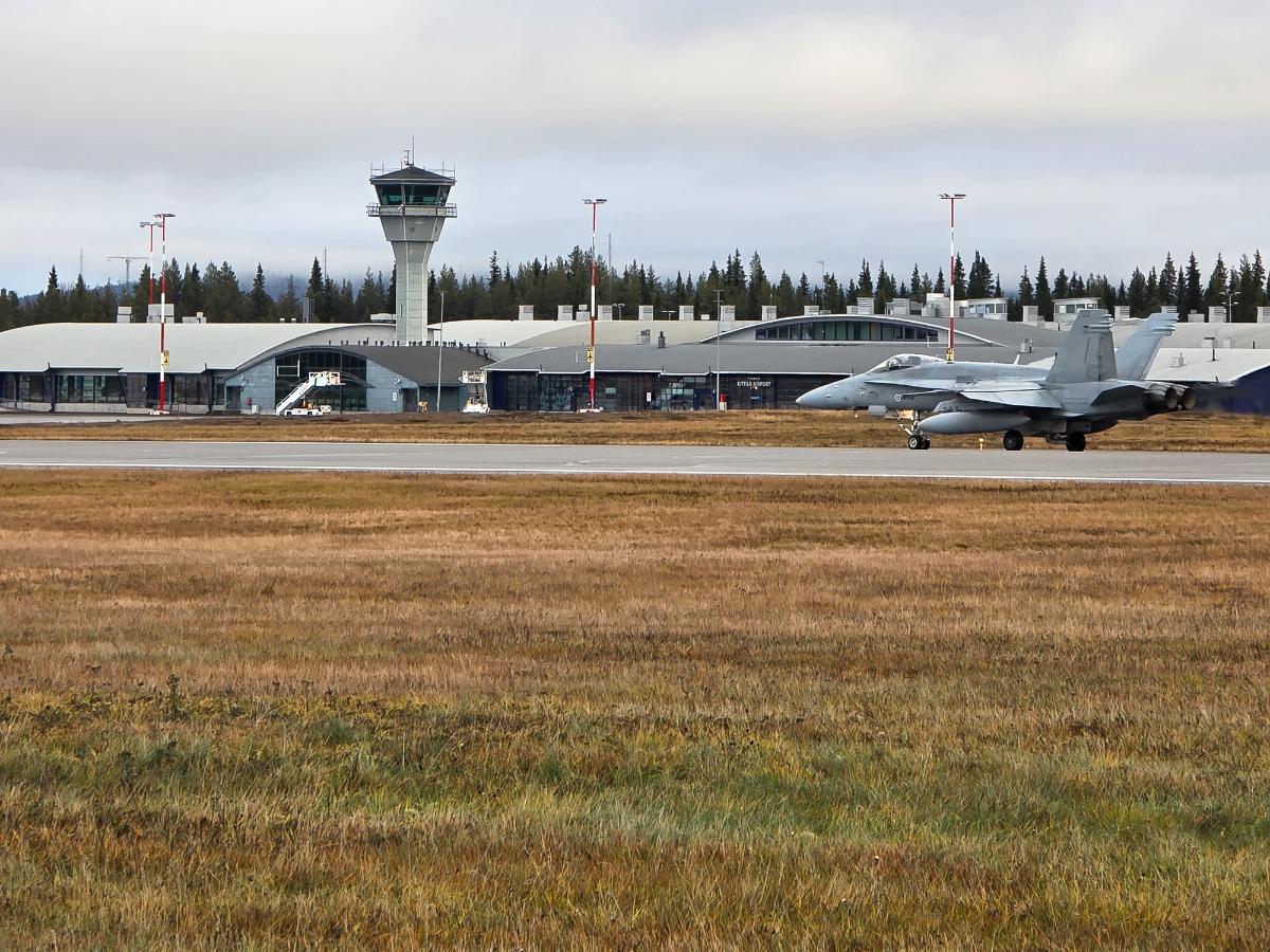Hornet-hävittäjä rullaa kiitotiellä. Taustalla on Kittilän lentoasema.