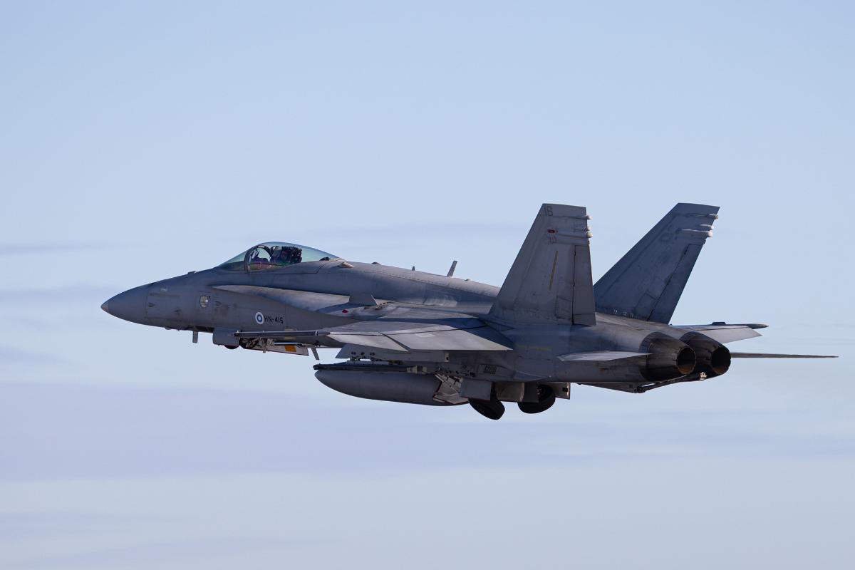 Hornet-hävittäjä lentää taivaalla.