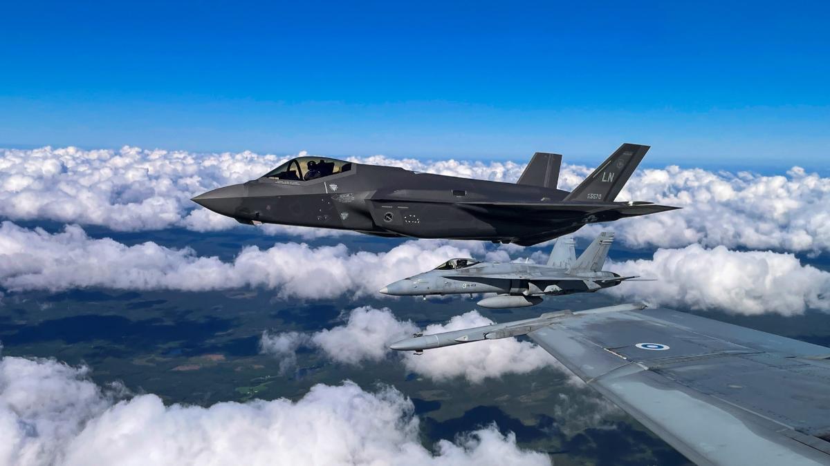F-35A Lightning II ja kaksi suomalaista F/A-18 Hornet -hävittäjää