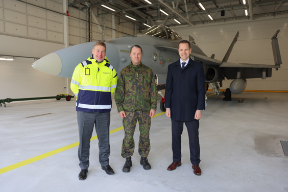 F-35-hankejohtaja eversti evp. Henrik Elo (oik.), Karjalan lennoston komentaja eversti Tomi Böhm (kesk.) ja Puolustuskiinteistöjen toimitusjohtaja Matias Warsta. Kuva: Ilmavoimat