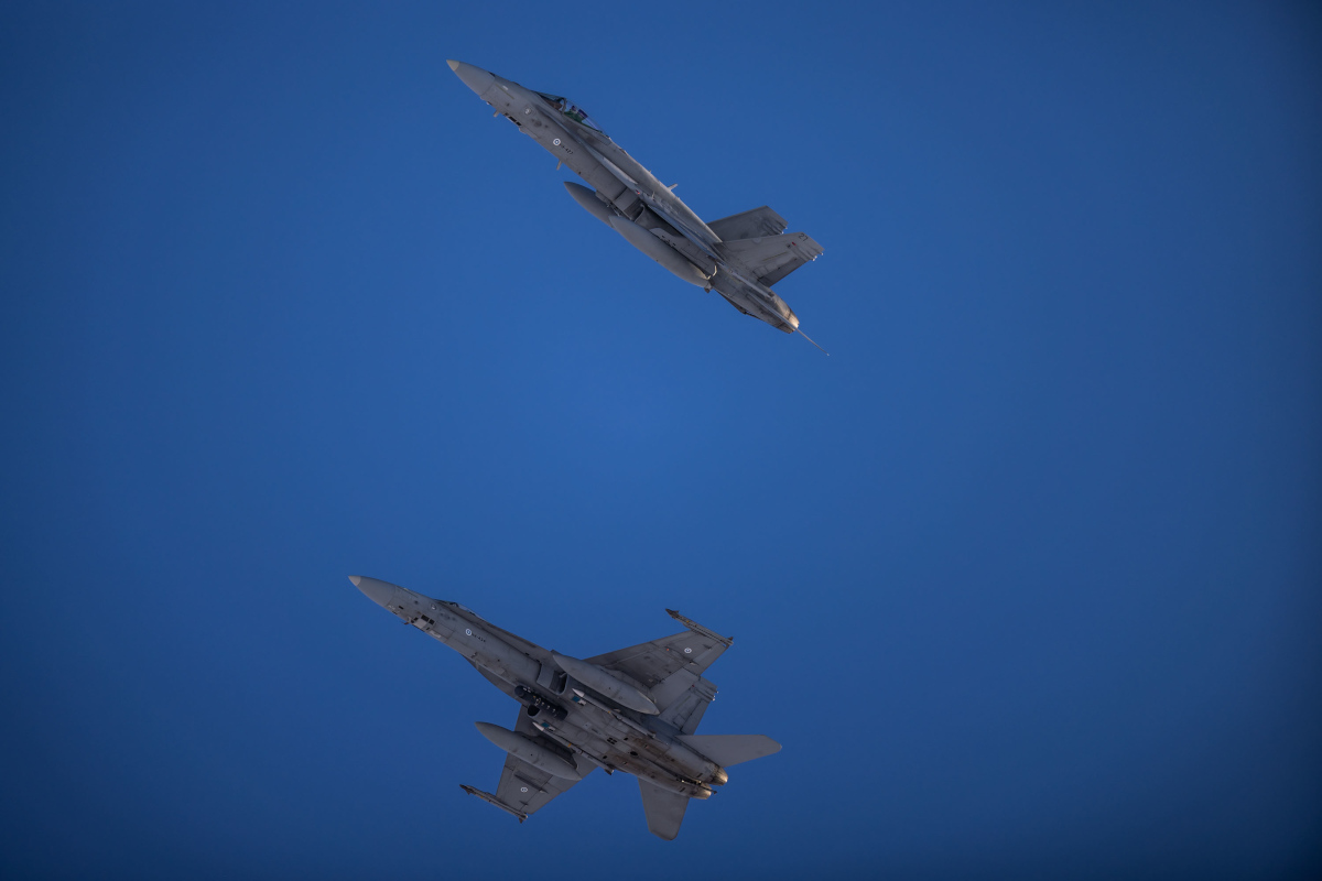 Kaksi aseistettua F/A-18 Hornet -hävittäjää