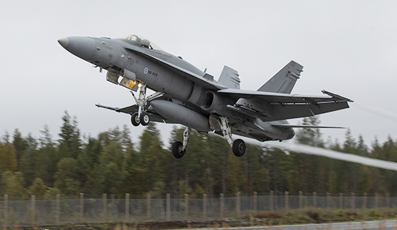 Hornet-turman syynä virheellinen lentoliike ja puutteet valvonnassa