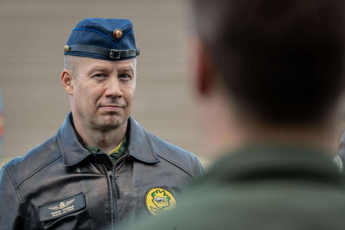 Markku Vihersalo lentäjän nahkatakki yllään ja Ilmavoimien suikka päässään. Puolilähikuva.