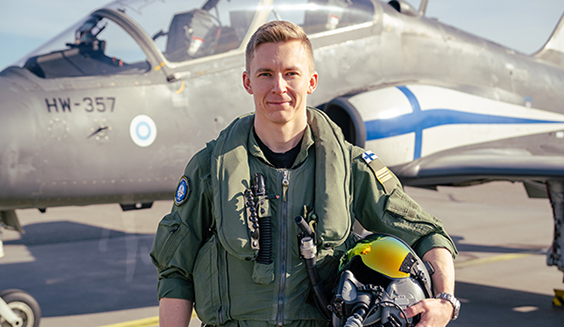 Kapteeni Ville Luukkonen Hawk-suihkuharjoituskoneen vieressä.