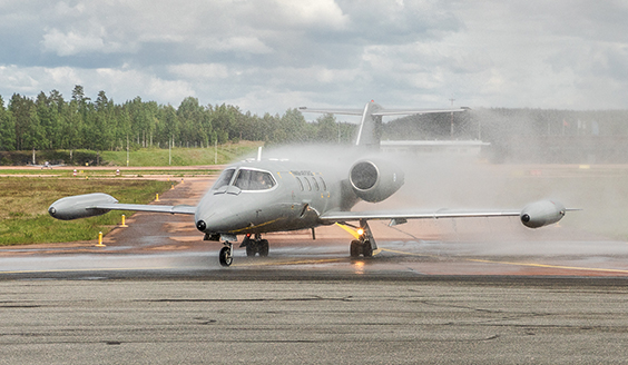 Learjet vesisuihkussa.