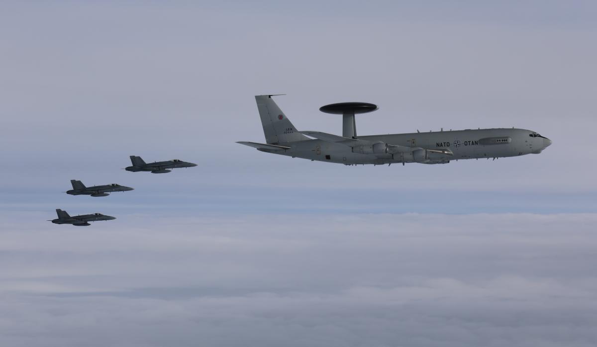 Ilmavoimien F/A-18 Horneteja ja Naton E-3A Sentry AWACS -tutkavalvontakone.