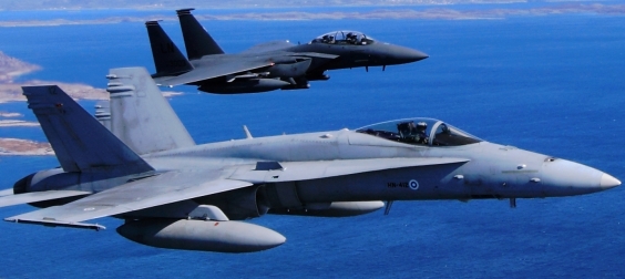 Etualalla F/A-18C Hornet, taustalla F-15E Strike Eagle.