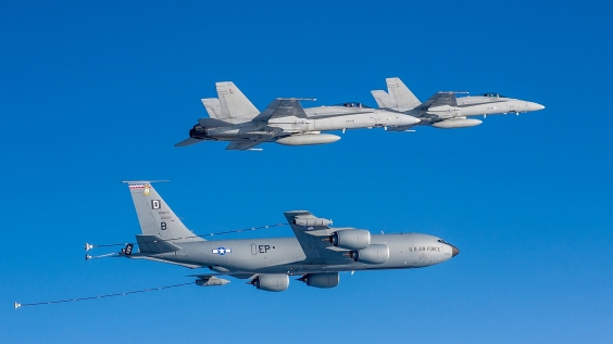 KC-135 Stratotanker ja kaksi F/A-18 Hornet -hävittäjää