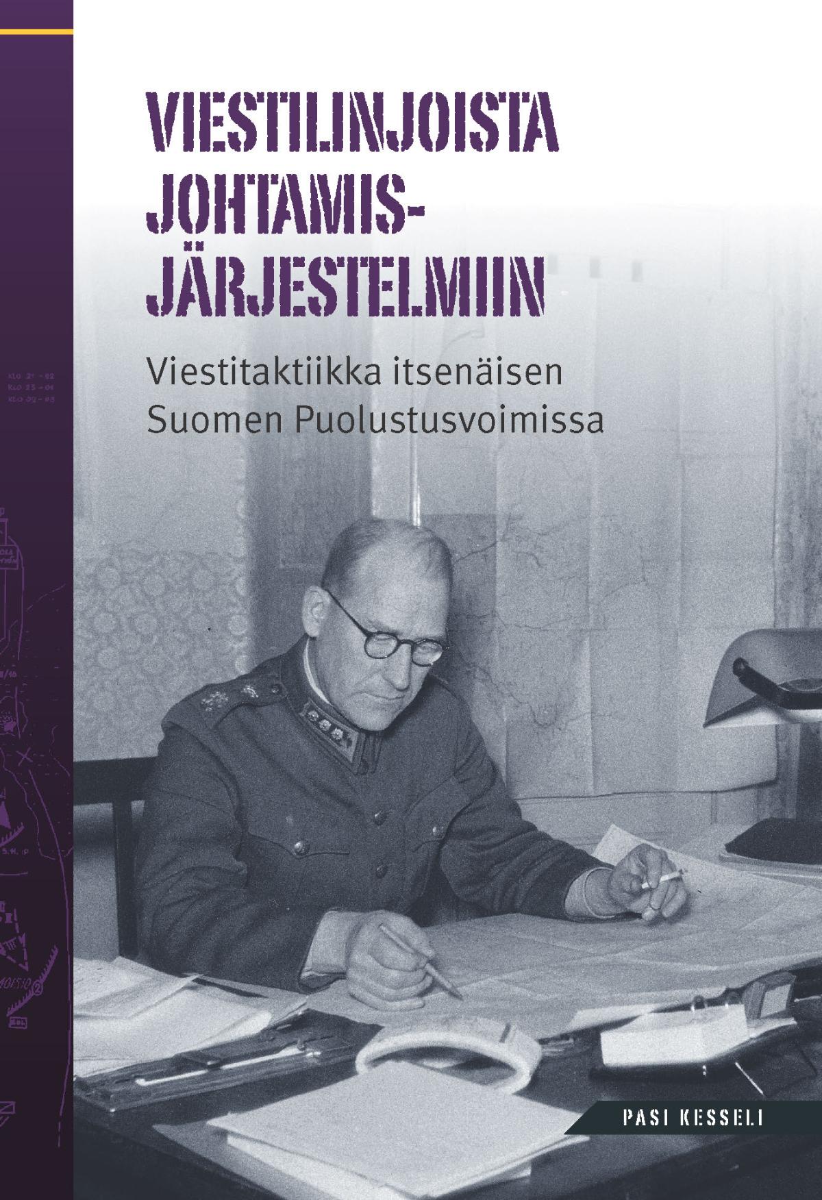 Teoksen kansikuva, jossa upseeri istuu pöydän ääressä ja tekee muistiinpanoja isoon paperiliuskaan. Taustalla karttoja. Kuva on mustavalkoinen.