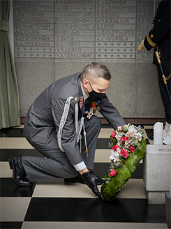 Everstiluutnantti von Bondsdorff laskee seppeleen toisessa maailmansodassa kaatuneille kadettiupseereille.