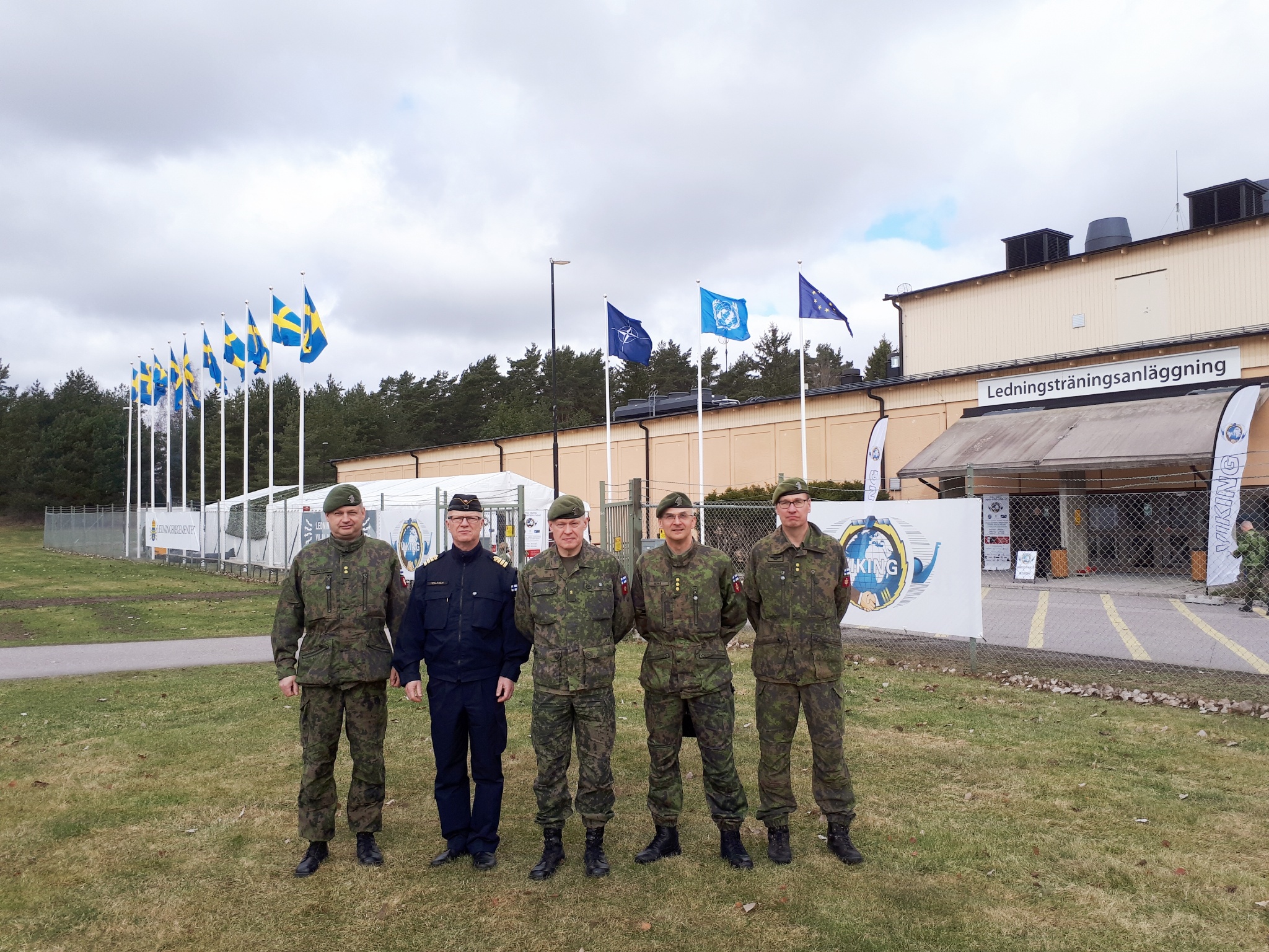 Viking18 -harjoitusta tarkastamassa Enköpingissä 24.4.2018, kuvassa vasemmalta MPKK:n sotataidon laitoksen johtaja everstiluutnantti Riku Suikkanen, MPKK:n jatkotutkinto-osaston johtaja kommodori Petri Heilanen, Pääesikunnan koulutuspäällikkö prikaatikenraali Jukka Sonninen, MPKK:n johtamisen- ja sotilaspedagogiikan laitoksen johtaja eversti Jukka Seppä, MPKK:n jatkotutkinto-osaston