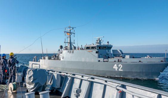 Miinantorjunta-alus Vahterpää kulkee merellä toisen alukse rinnalla.
