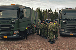 Varusmiehet tutustuvat raskaaseen kuljetuskalustoon harjoituskentällä.