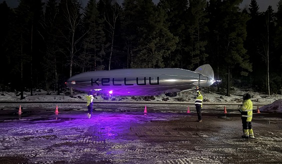 Miehittämätön ilmalaiva nostetaan ilmaan.