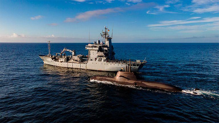 FGS Main and a submarine at sea