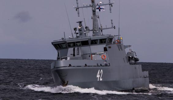 Miinantorjunta-alus Vahterpää kulkee merellä.