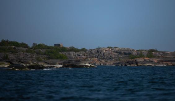 Saariston rantakalliomaisemaa.