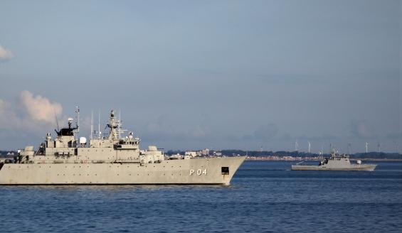 Northern Coasts 2019 -harjoituksen sotalaivoja merellä kulussa.