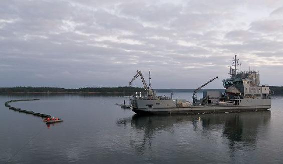 Öljyntorjunta-alus Halli merellä torjuntapuomit levitettyinä.