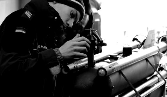 Saksalainen operaattori valmistelee miinantorjuntakalustoa laskukuntoon.
