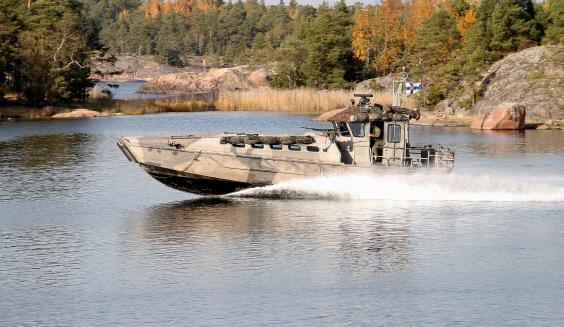 Foto: Jurmobåt kör till havs.