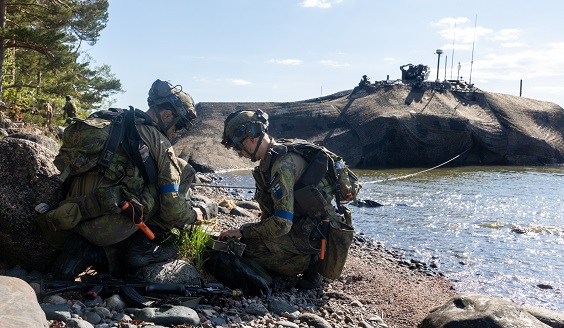 Rannikkojoukkoja rantakalliolla