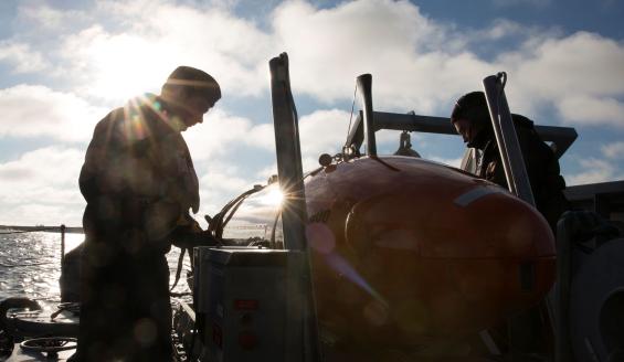 Katanpää-luokan miinantorjuntakaluston käsittelyä aluksen kannella.