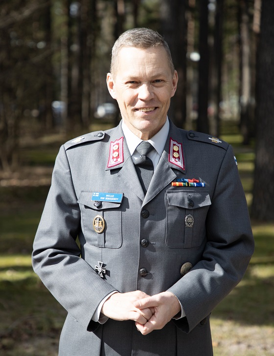 Ulkona seivova Niclas von Bodsdorff uniformussa