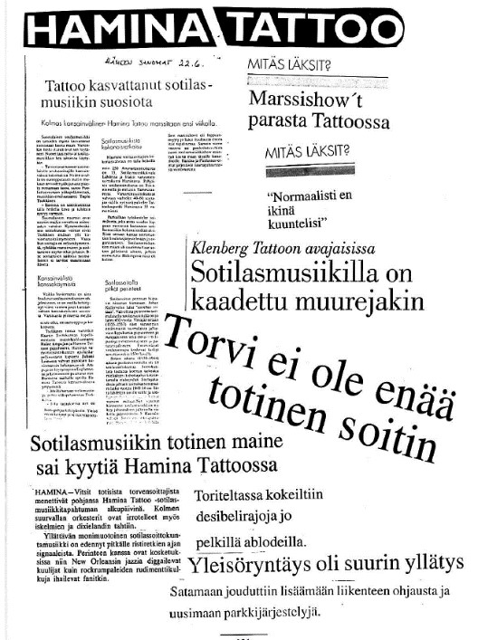 Tekstileikkeitä lehdistä. Hamina tattoo, mitäs läksit? Marssishow't parasta Tattoossa, "normaalisti en ikinä kuuntelisi", Klenberg Tattoon avajaisissa: Sotilasmusiikilla on kaadettu muurejakin, torvi ei ole enää totinen soitin, Tattoo kasvattanut sotilas-musiikin suosiota, sotilasmusiikin totinen maine sai kyytiä Hamina Tattoossa, toriteltassa kokeiltiin desibelirajoja jo pelkillä ablodeilla, yleisöryntäys oli suurin yllätys, marssin tahti on poikaa. Kuva varusmiessoittokunnan soittajista soittamassa.