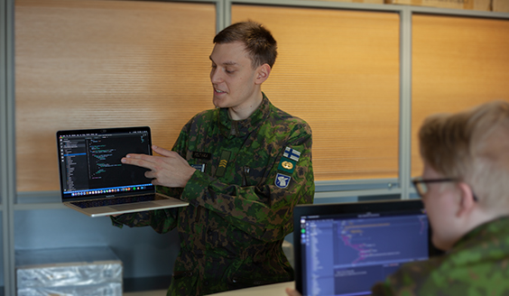 Kersantti Peltomaa näyttää koodia tietokoneelta