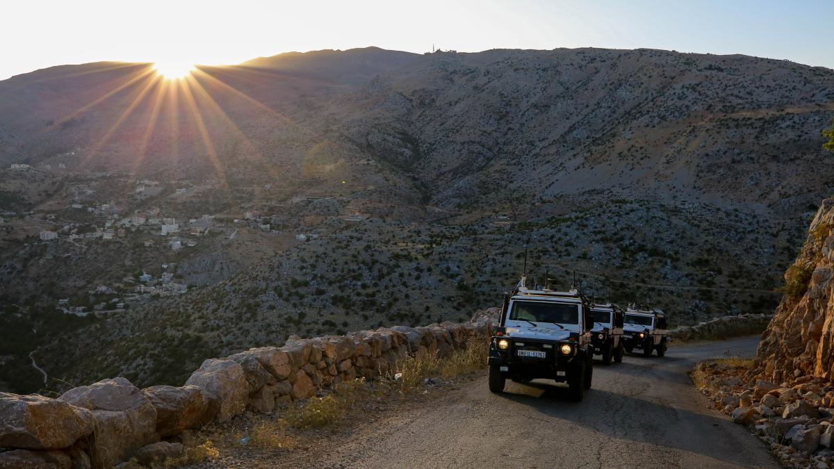 Ajoneuvoja ajamassa tietä pitkin.