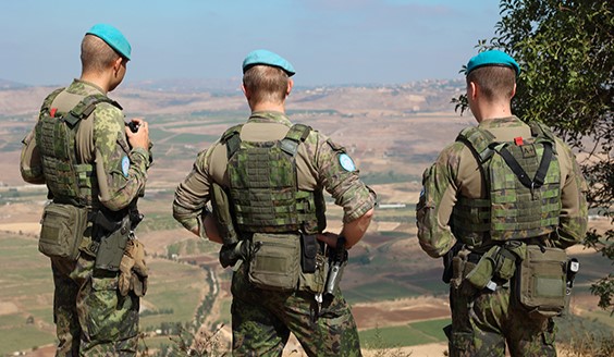 Kolme suomalaista rauhanturvaajaa tarkkailemassa Libanonin ja Israelin välistä sinistä linjaa
