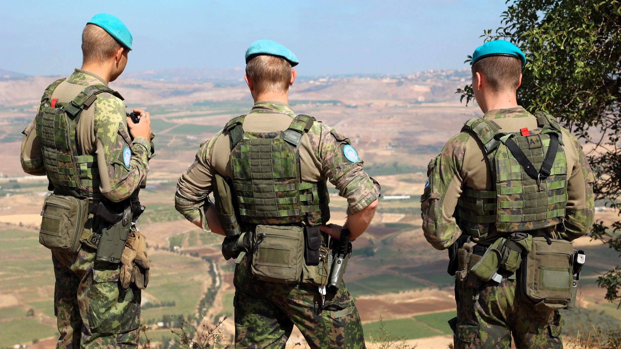 Kolme suomalaista rauhanturvaajaa valvomassa Libanonin ja Israelin välistä sinistä linjaa