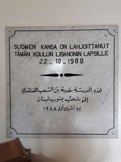 Laatta jossa lukee: Suomen kansa on lahjoittanut tämän koulun Libanonin lapsille 22_10_1988.