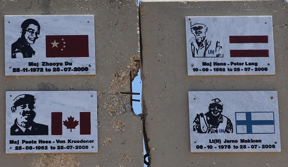  Commemorative signs with text. Maj Zhaoyu Du 25-11-1972 to 25-07-2006. Maj Hans-Peter Lang 10-09-1962 to 25-07-2006. Maj Paeta Hess-Von Kruedener 25-06-1962 to 25-07-2006. Lt (N) Jarno Makinen 06-10-1976 to 25-07-2006.