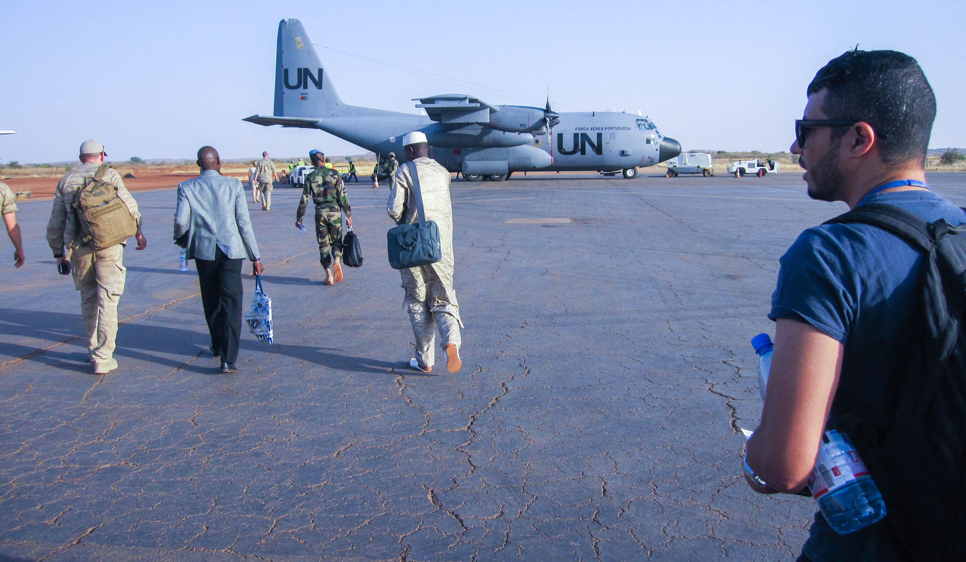 Lentäminen on nopein ja turvallisin tapa liikkua Malin sisällä. Kuvassa portugalilainen C-130 Moptin lentokentällä.