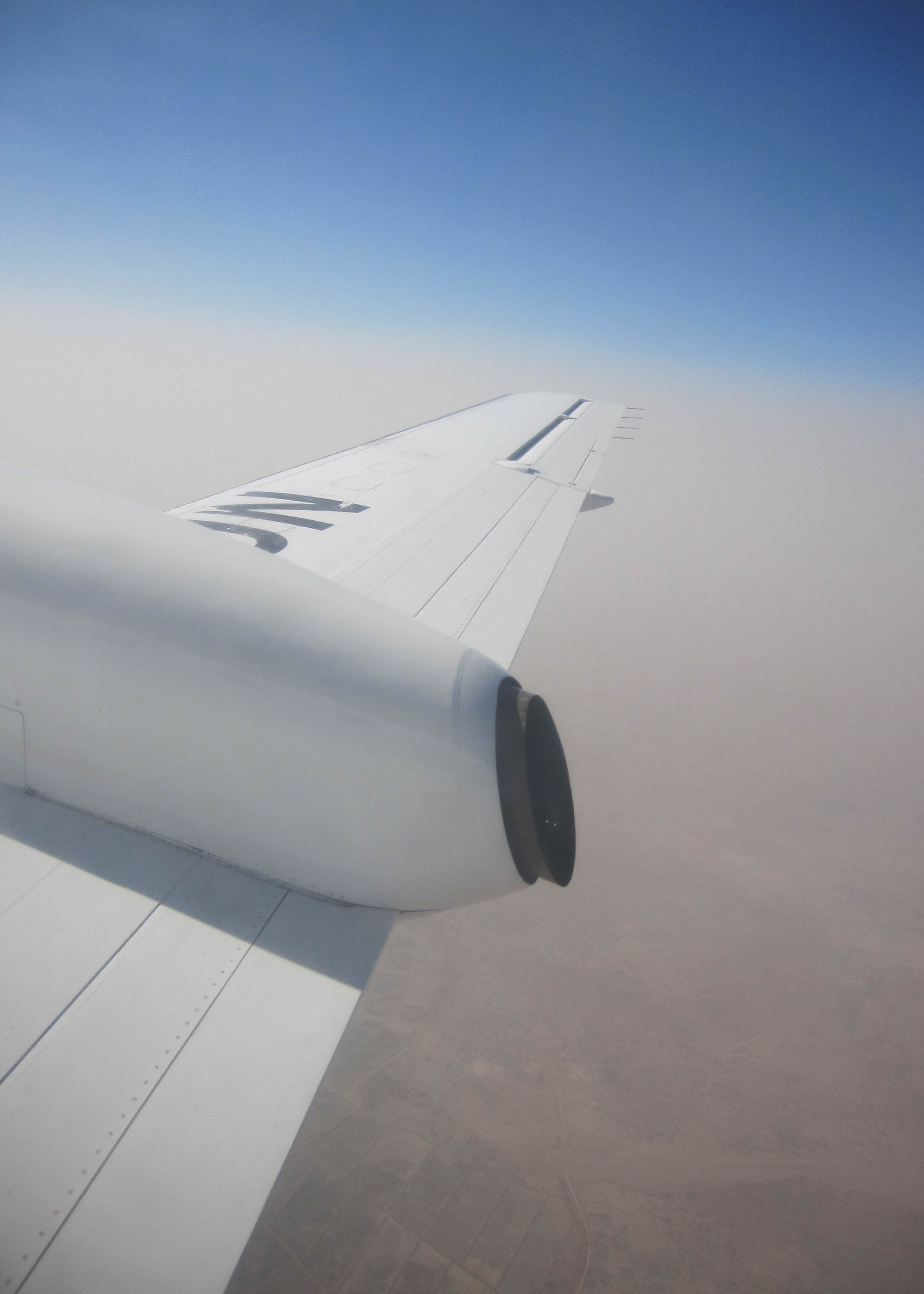 Lentäminen on usein ainoa vaihtoehto matkustaa Malin sisällä.