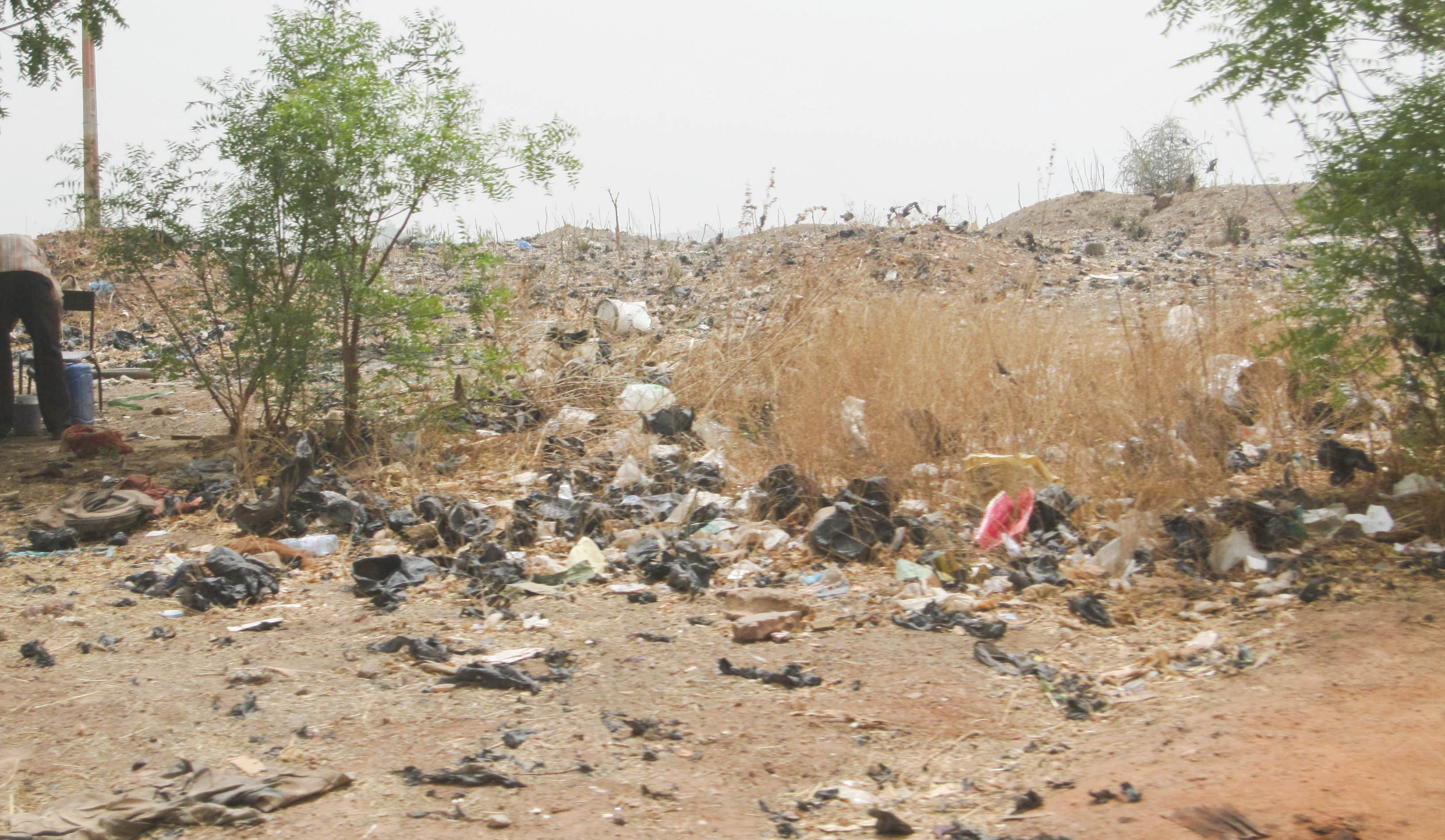 Malin nykytilanteessa ympäristöasiat eivät ole päällimmäinen murhe. Mustaa muovipussia on kutsuttu myös Malin kansallislinnuksi.