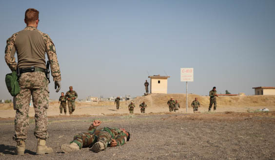 Kuva, jossa suomalainen rauhanturvaaja seuraa lääkintämieskoulutusta Irakissa.