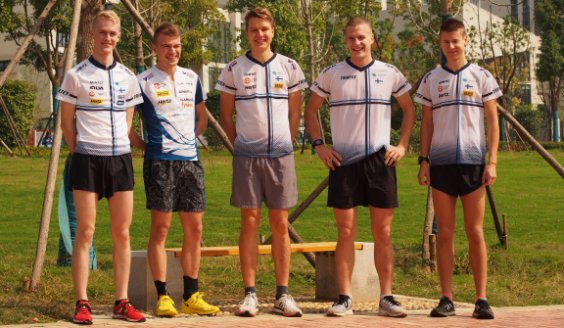 Kuva, jossa seisovat rinnakkain Suomen Sotilasurheilun maailmankisojen 2019 suunnistusjoukkueen kilpailijat.