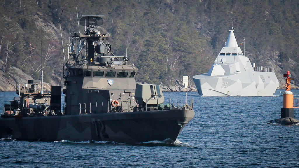 Suomalainen ja ruotsalainen sotalaiva harjoituksessa.