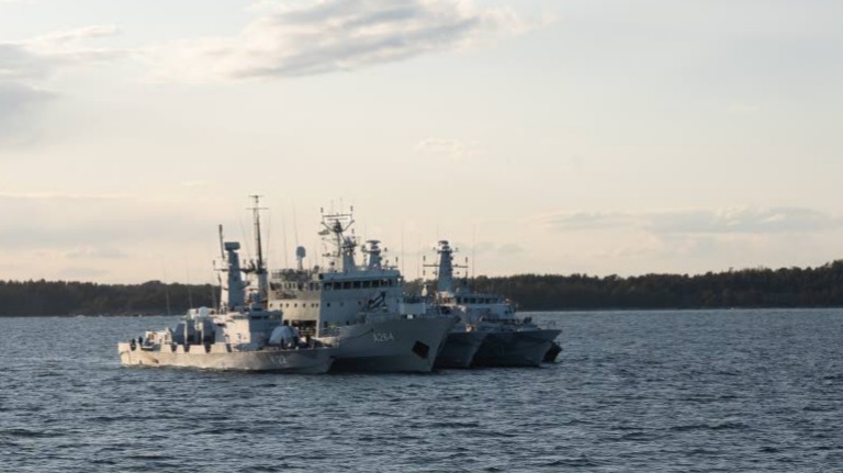 Ruotsin merivoimien HMS Gävle ja HMS Trossö Ruotsin saaristossa Aurora 23 -harjoituksessa.