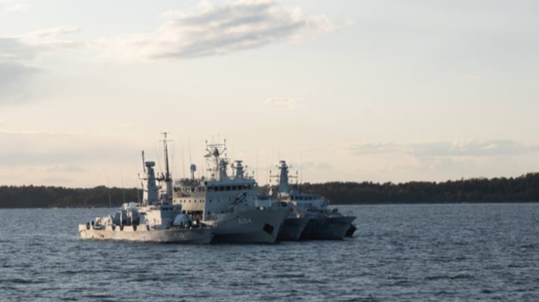 Marinens HMS Gävle och HMS Trossö i den svenska skärgården under övning Aurora 23.